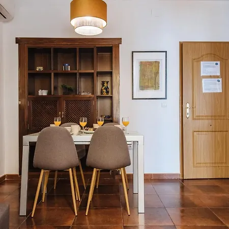 Apartamento Homeyseville- Bright At Santa Cruz 6 Pax, Parking Optional Sevilha