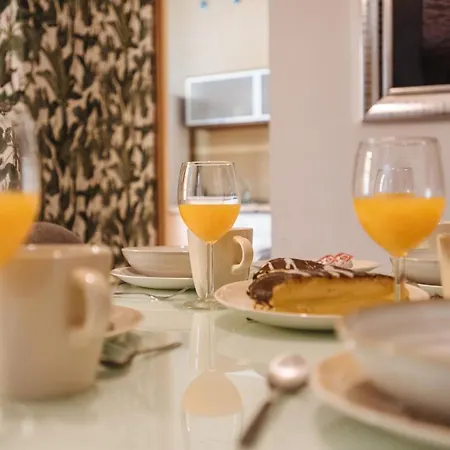 Homeyseville- Bright At Santa Cruz 6 Pax, Parking Optional Apartamento Sevilha