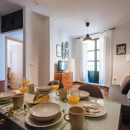 Homeyseville- Bright At Santa Cruz 6 Pax, Parking Optional Apartamento Sevilha
