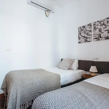 Homeyseville- Bright At Santa Cruz 6 Pax, Parking Optional Sevilha
